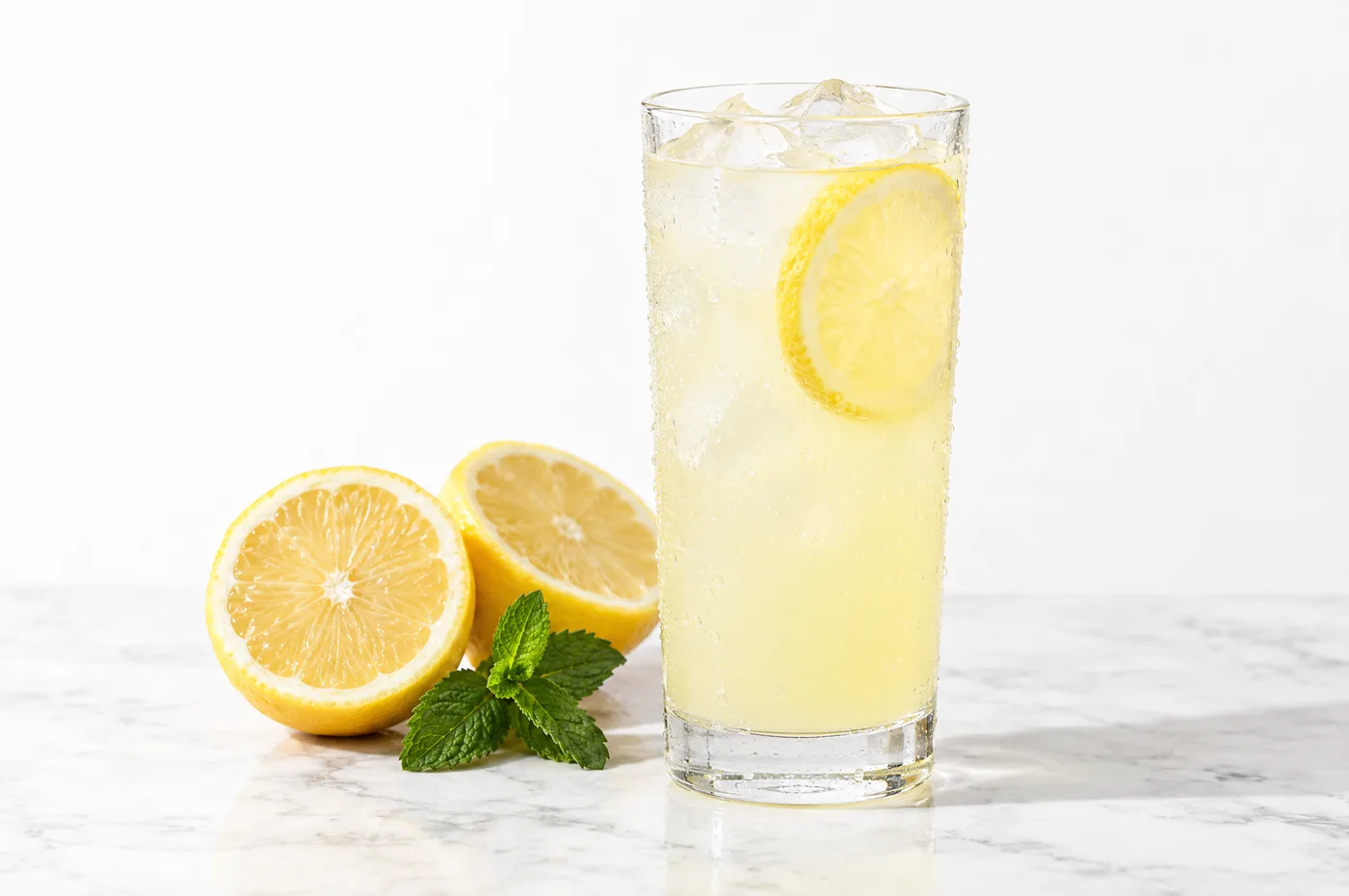 Buzlu doğal limonata, yanında limon dilimleri ve nane