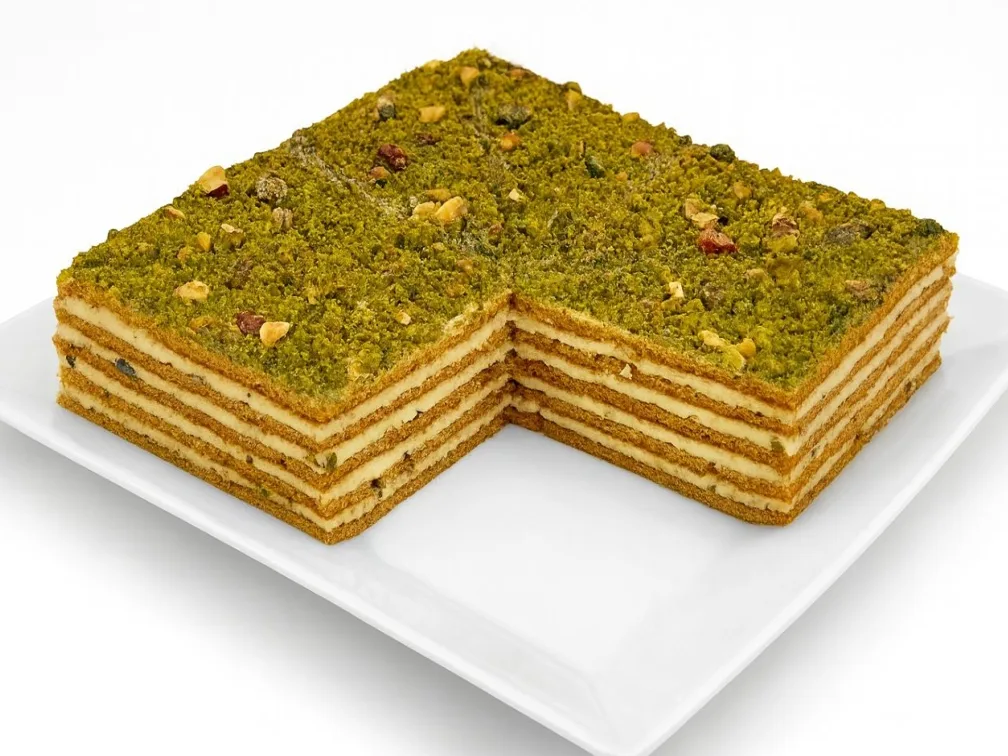 Fıstıklı BeeNut — üzeri Antep fıstığı kaplı katmanlı pasta